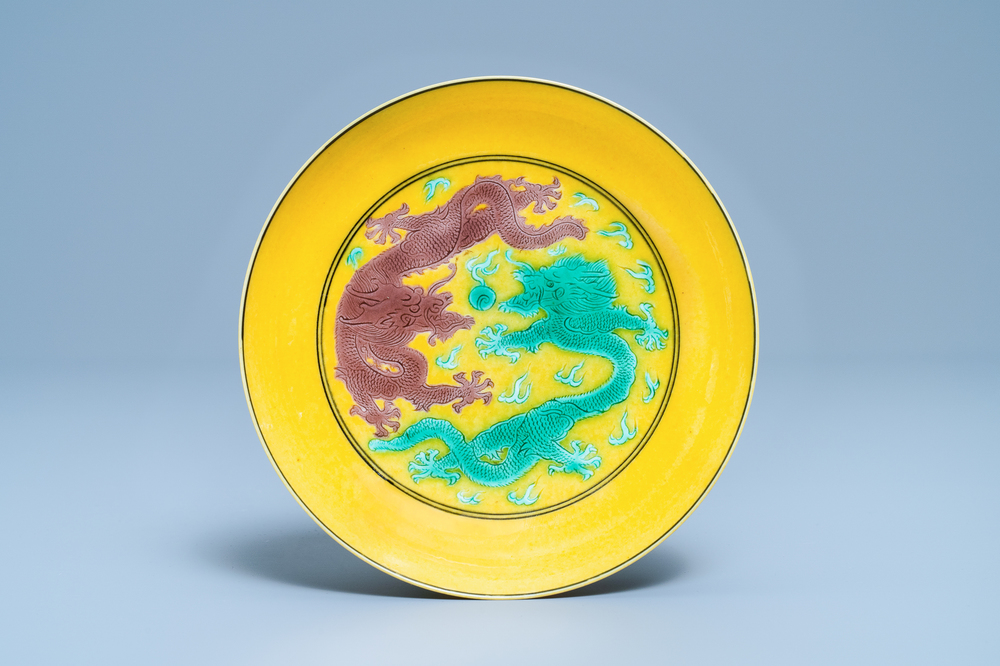 Une coupe en porcelaine de Chine &agrave; d&eacute;cor de dragons sur fond jaune, marque et &eacute;poque de Guangxu