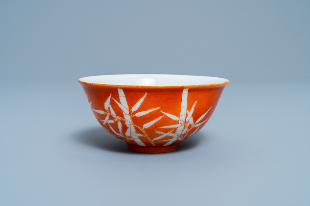 Un bol en porcelaine de Chine &agrave; d&eacute;cor de bambou sur fond corail, marque et &eacute;poque de Xuantong