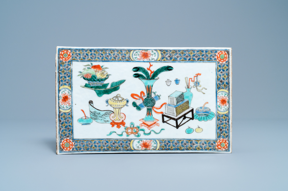 Une plaque en porcelaine de Chine famille verte &agrave; d&eacute;cor d'antiquit&eacute;s, 19&egrave;me