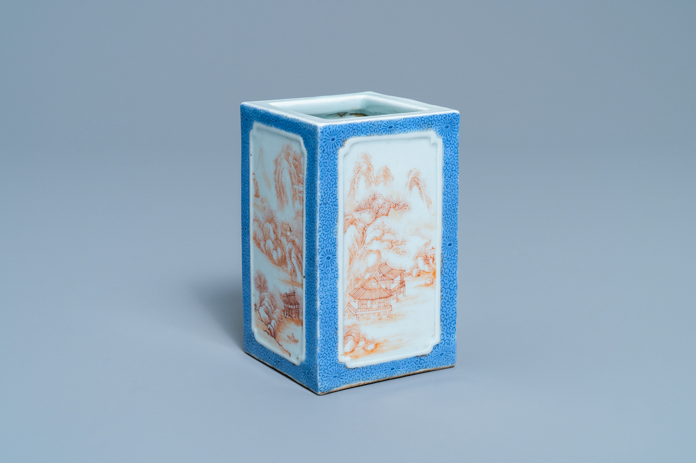 Un pot &agrave; pinceaux de forme carr&eacute;e en porcelaine de Chine, marque de Qianlong, R&eacute;publique