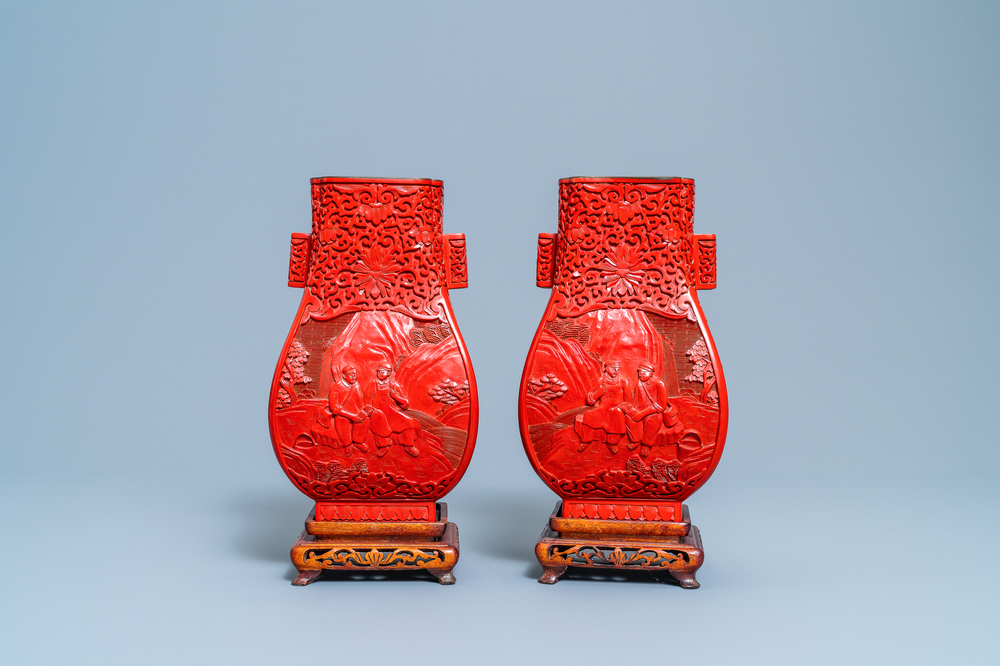 Une paire de vases en laque rouge &agrave; d&eacute;cor de la 'R&eacute;volution Culturelle', 20&egrave;me