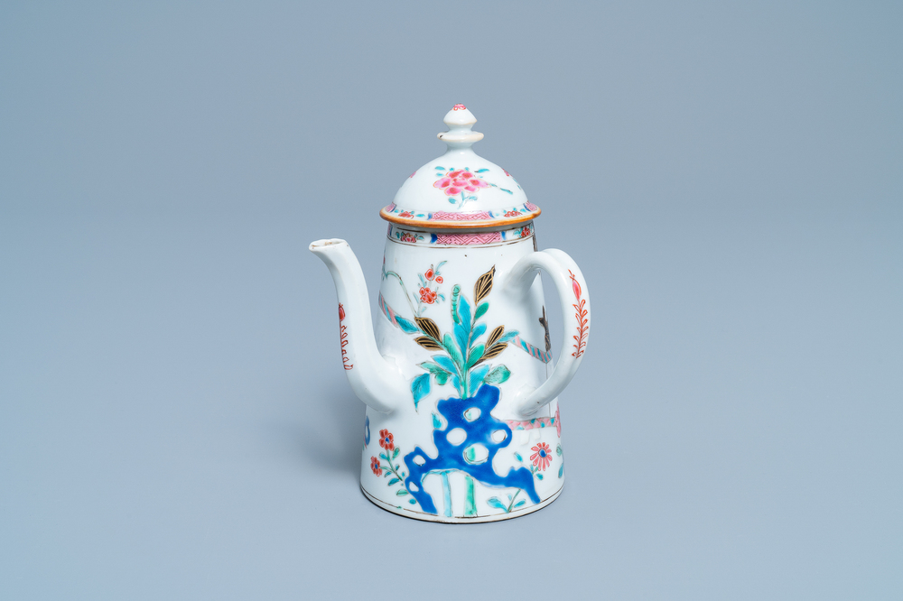 Une chocolati&egrave;re en porcelaine de Chine famille rose &agrave; d&eacute;cor de 'La romance de la chambre de l'ouest', Yongzheng