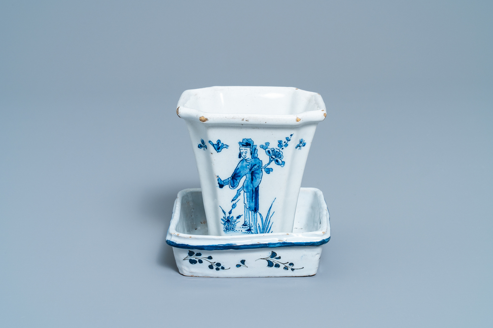 Een blauw-wit Delfts bloemenvaasje met onderschoteltje, 18e eeuw