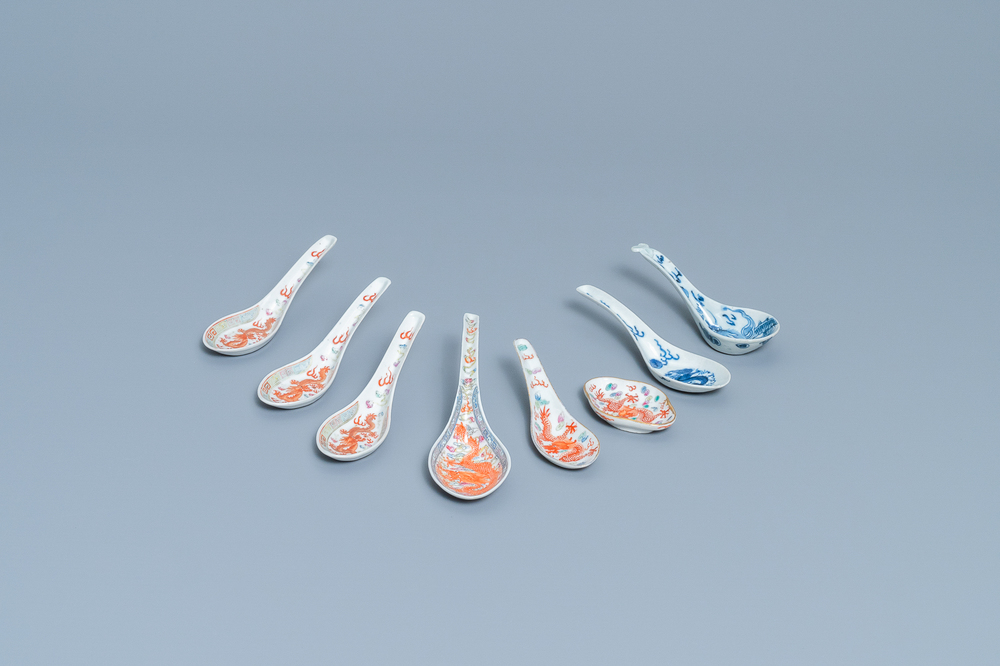 Zeven Chinese famille rose en blauw-witte lepels en een schoteltje met draken, 19/20e eeuw