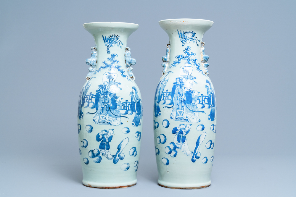 Een paar Chinese blauw-witte celadon vazen met onsterfelijken, 19e eeuw