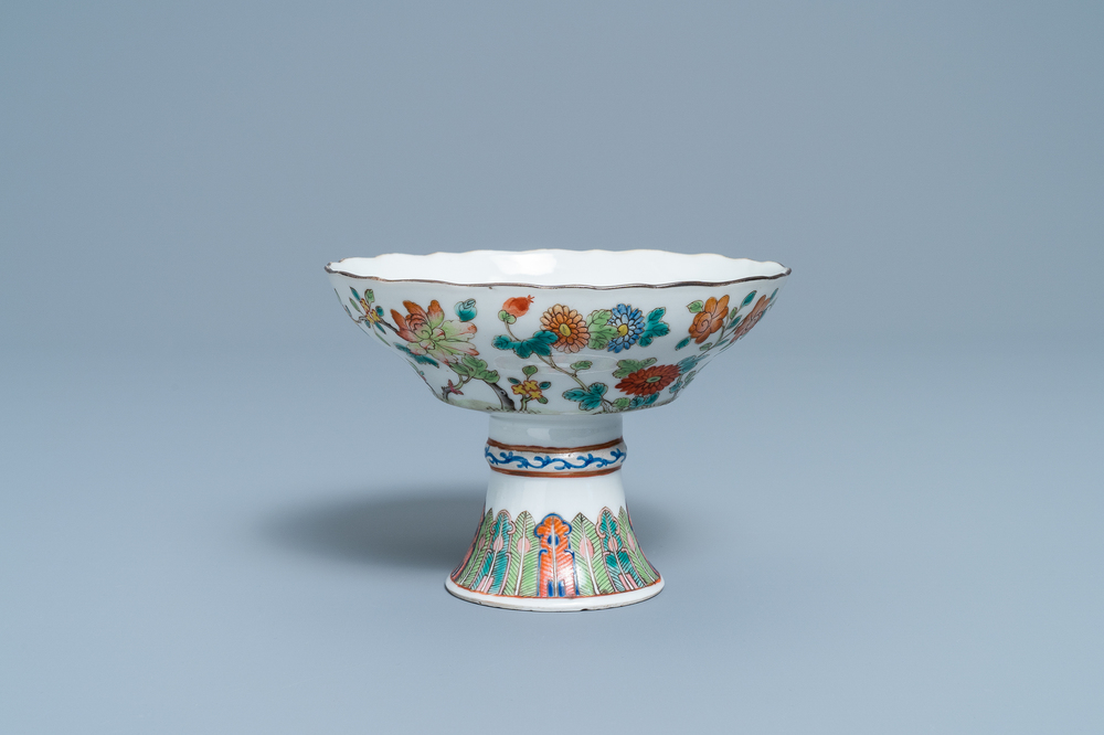 Een Chinese famille rose stem bowl, 19e eeuw