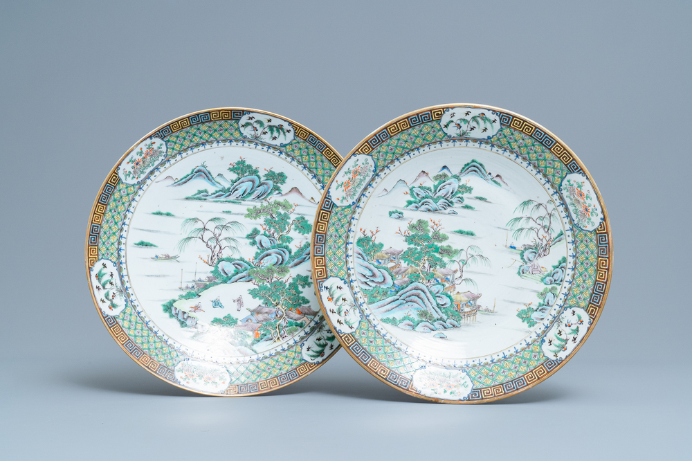 Une paire de plats en porcelaine de Chine famille verte de Canton, 19&egrave;me