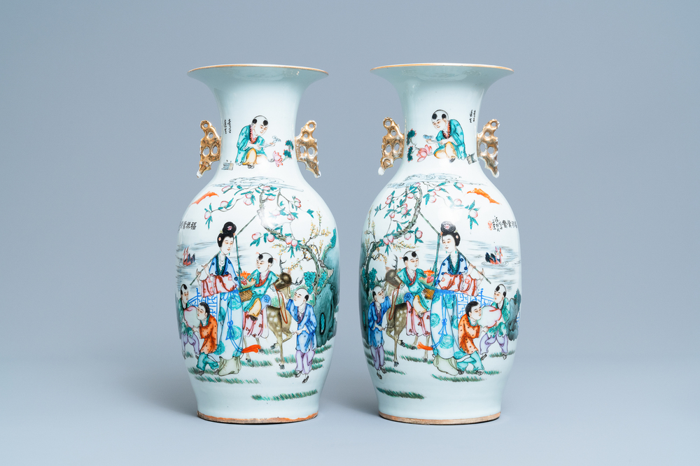 Une paire de vases en porcelaine de Chine famille rose &agrave; double d&eacute;cor, 19/20&egrave;me