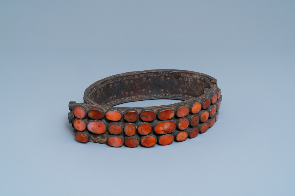 Une ceinture de marriage en cuir incrust&eacute; de cabochons en cornaline et de plaques en laiton, les Balkans, 18/19&egrave;me