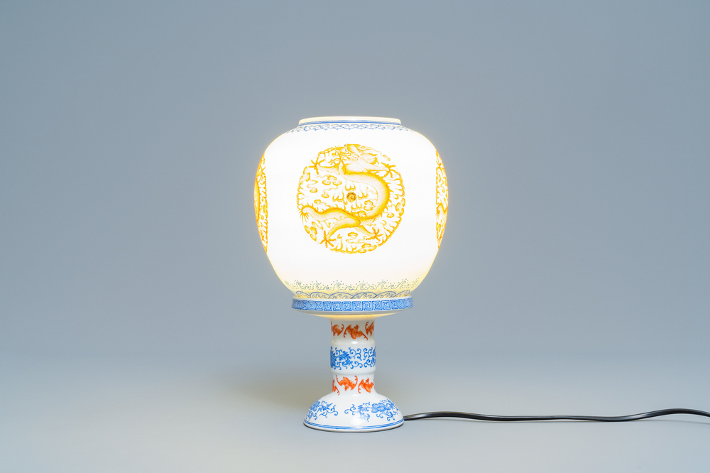 Une lanterne en porcelaine de Chine coquille d'oeuf &agrave; d&eacute;cor de dragons, R&eacute;publique