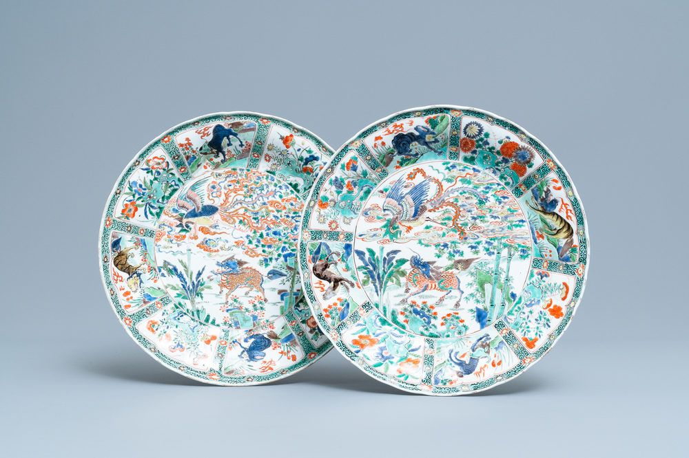 Une paire de plats en porcelaine de Chine famille verte, Kangxi