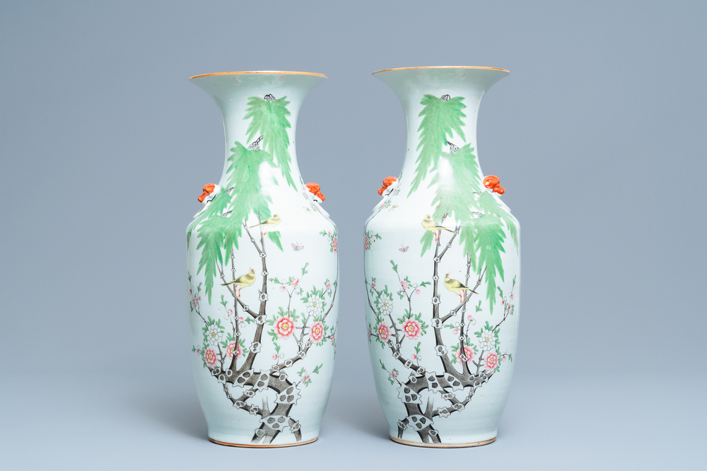 Une paire de vases en porcelaine de Chine famille rose, 19/20&egrave;me