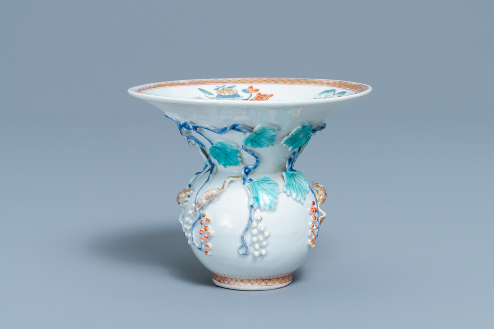Un crachoir en porcelaine de Chine &agrave; d&eacute;cor en relief d'&eacute;cureuils, Yongzheng