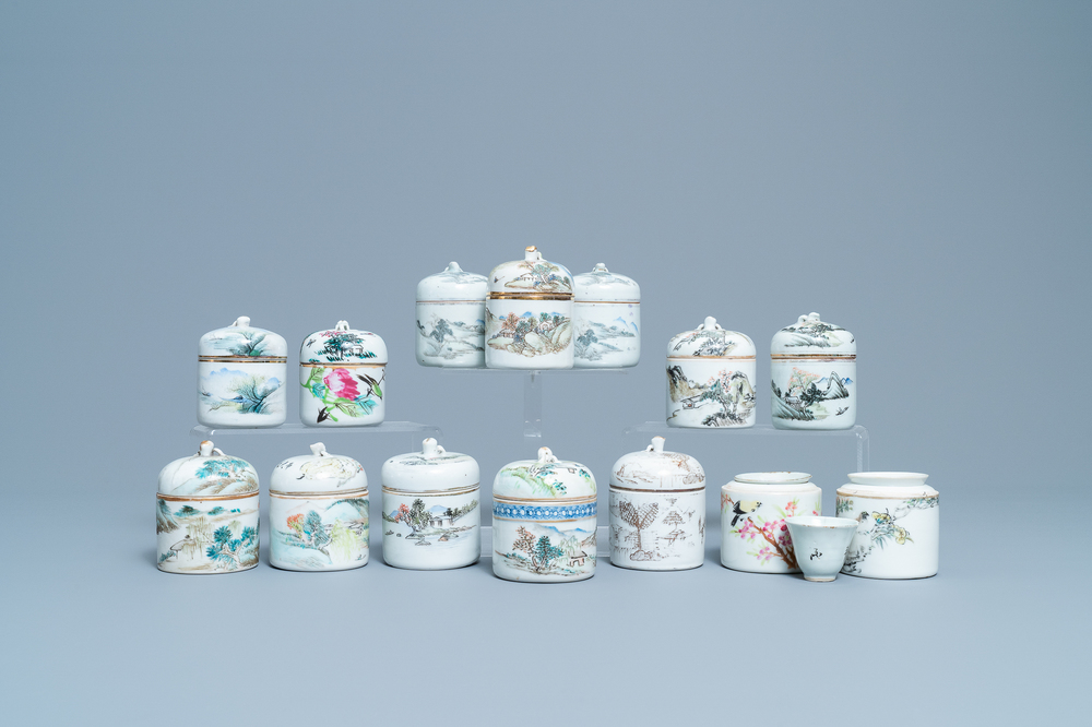 Une collection de 14 r&eacute;chauds en porcelaine de Chine qianjiang cai, 19/20&egrave;me
