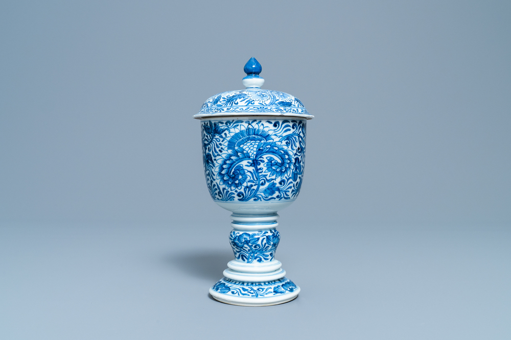 Een Chinese blauw-witte dekselbeker met floraal decor, Kangxi