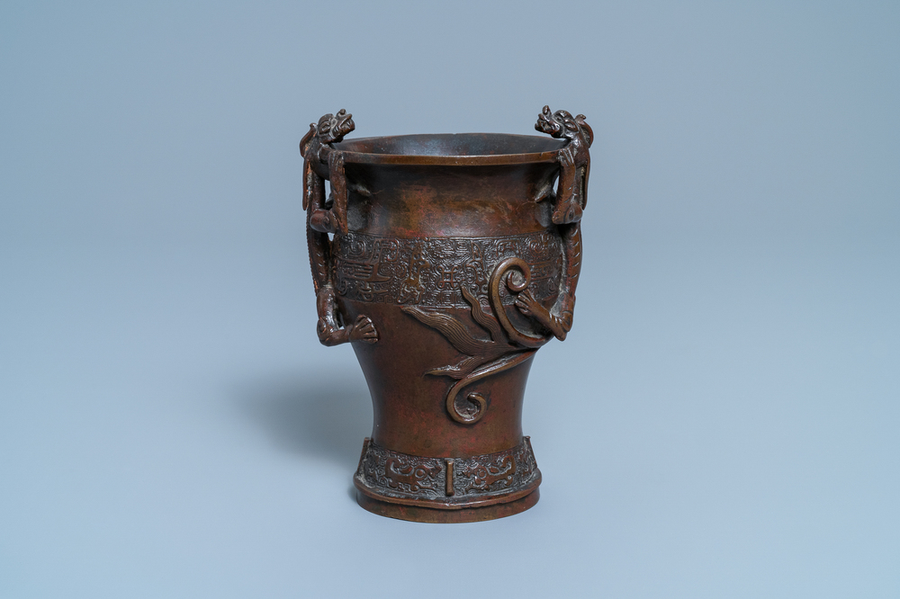 Un vase en bronze aux anses en forme de dragons, Ming