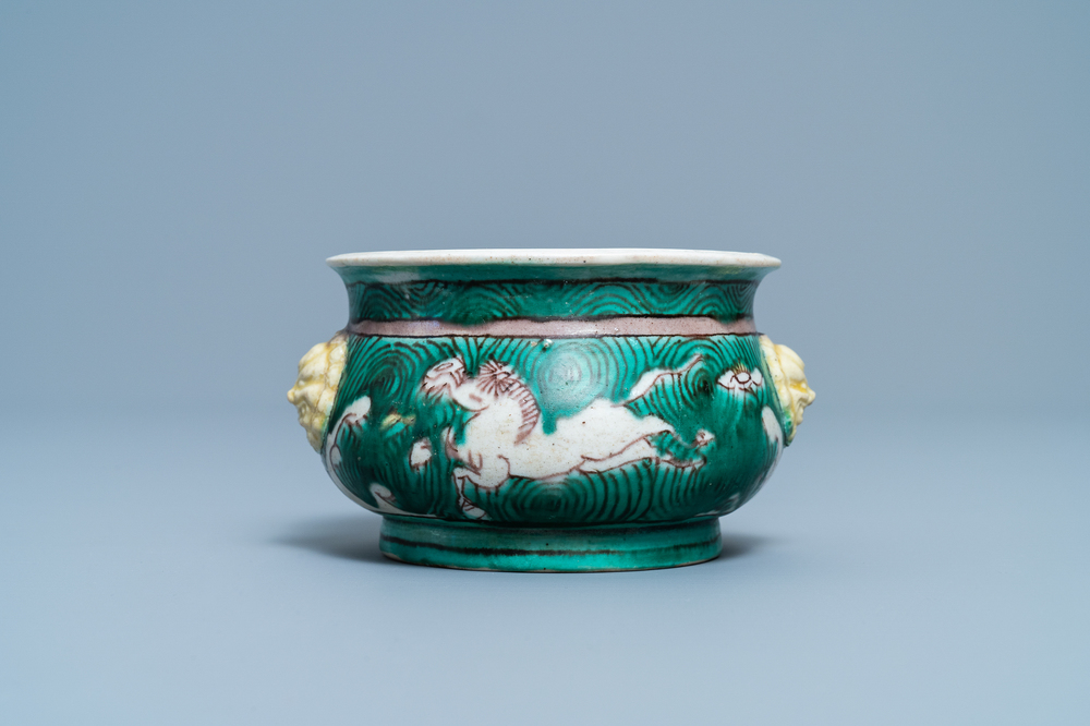 Un br&ucirc;le-parfum en biscuit &eacute;maill&eacute; verte &agrave; d&eacute;cor de chevaux, Chine, Kangxi