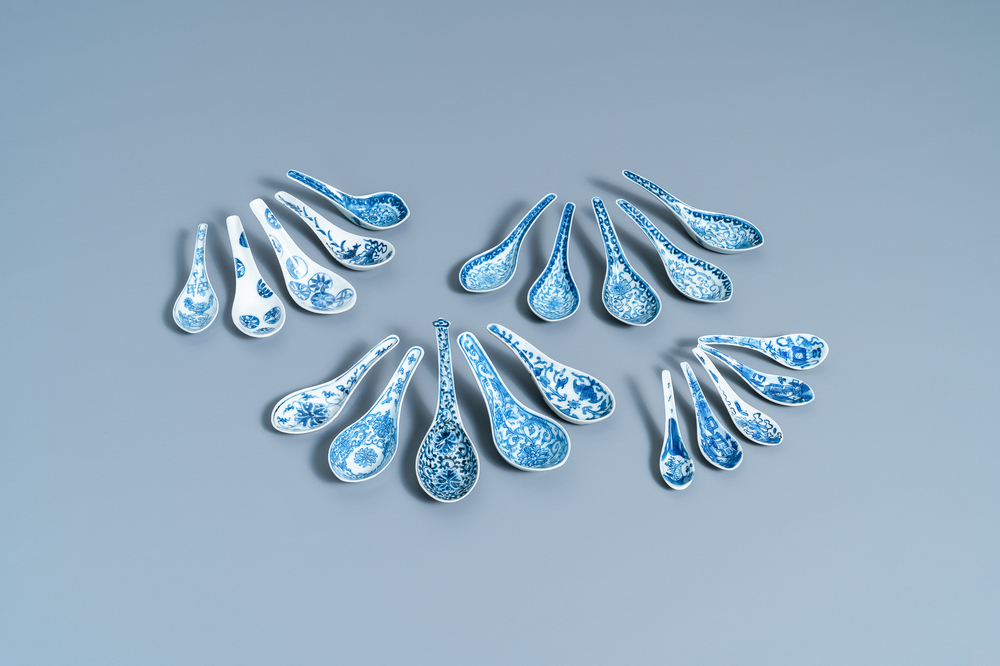Twintig Chinese blauw-witte lepels, 19/20e eeuw