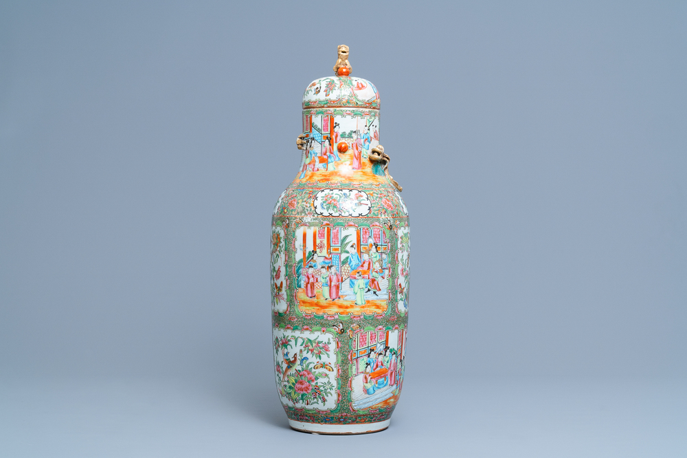 Un vase couvert en porcelaine de Chine famille rose de Canton, 19&egrave;me