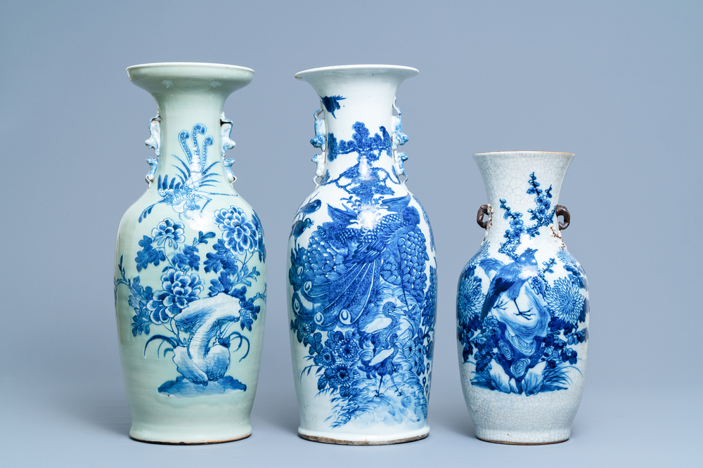 Trois vases en porcelaine de Chine en bleu et blanc, 19&egrave;me