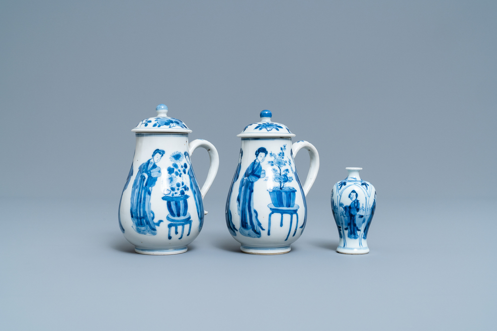 Une paire de verseuses couvertes et un vase miniature en porcelaine de Chine en bleu et blanc, Kangxi