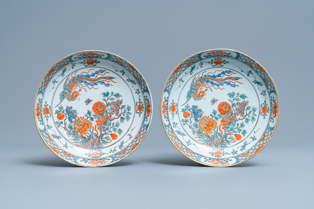 Une paire d'assiettes en fa&iuml;ence de Delft &agrave; d&eacute;cor de chinoiserie de style famille verte, 18&egrave;me