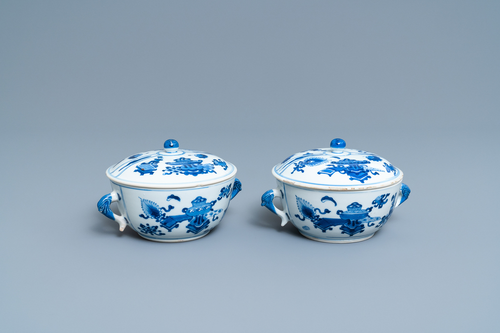 Une paire de bols couverts en porcelaine de Chine en bleu et blanc &agrave; d&eacute;cor d'antiquit&eacute;s, Kangxi
