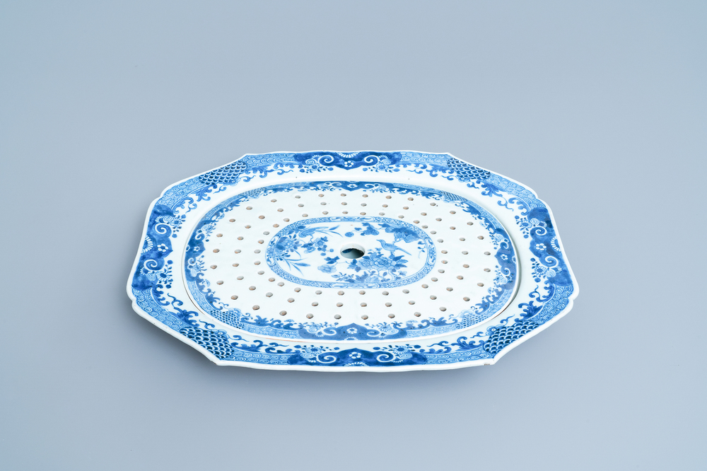 A Chinese blue and white fish strainer on stand, Qianlong