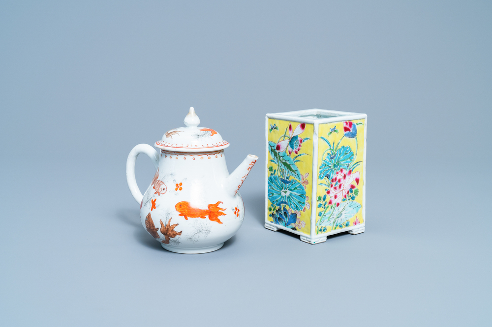 Een Chinese famille rose penselenbeker en een ijzerrode en vergulde theepot, Yongzheng/Qianlong