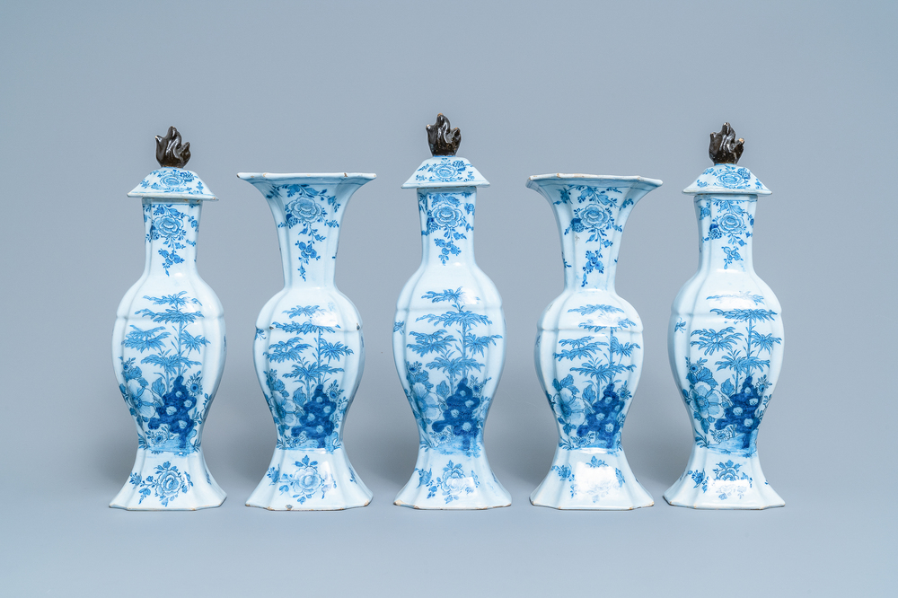 Een blauw-wit Delfts vijfdelig kaststel met floraal chinoiserie decor, 18e eeuw