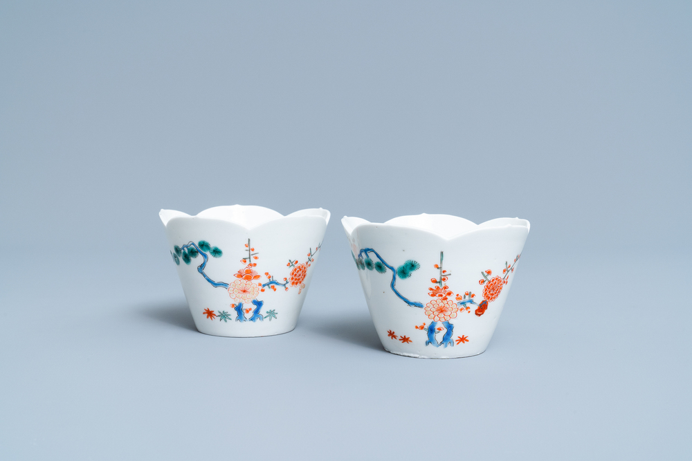A pair of Japanese Kakiemon flower-shaped bowls, Edo, 18th C.