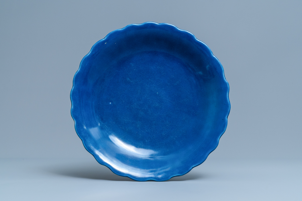 Een Chinese monochrome blauwe schotel, Qianlong merk en periode