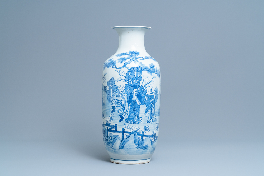 Een Chinese blauw-witte vaas met verhalend decor, Kangxi merk, 19e eeuw