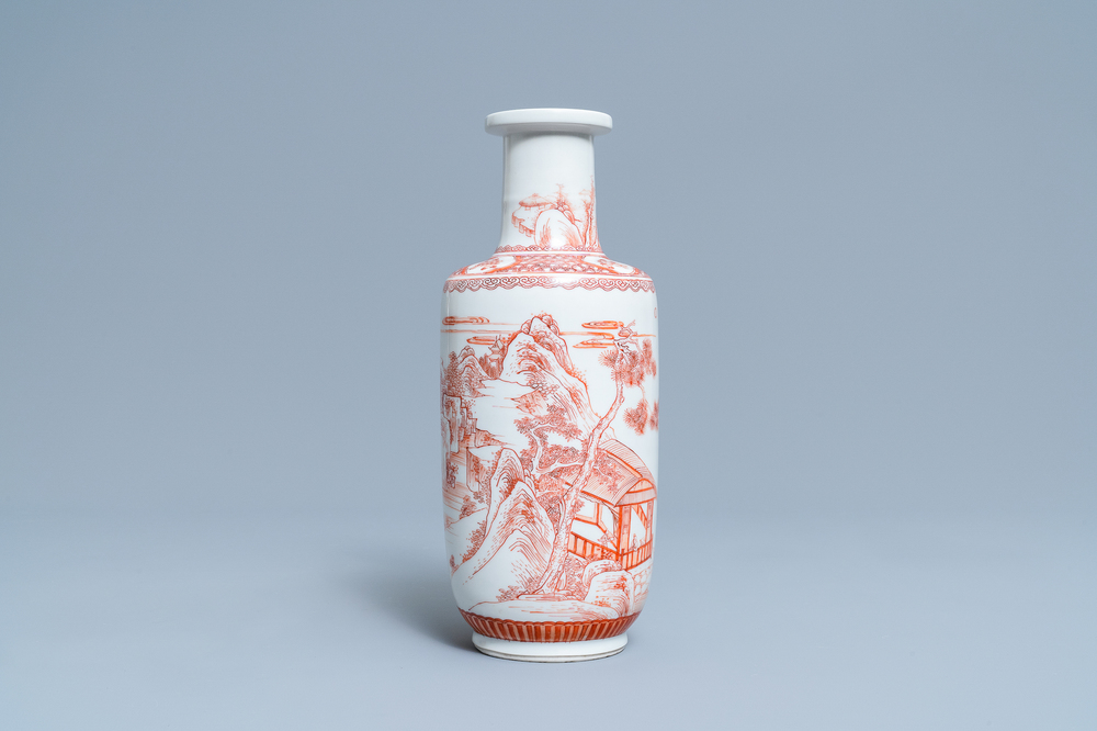 Un vase de forme rouleau en porcelaine de Chine &agrave; d&eacute;cor d'un paysage en rouge de fer, Kangxi