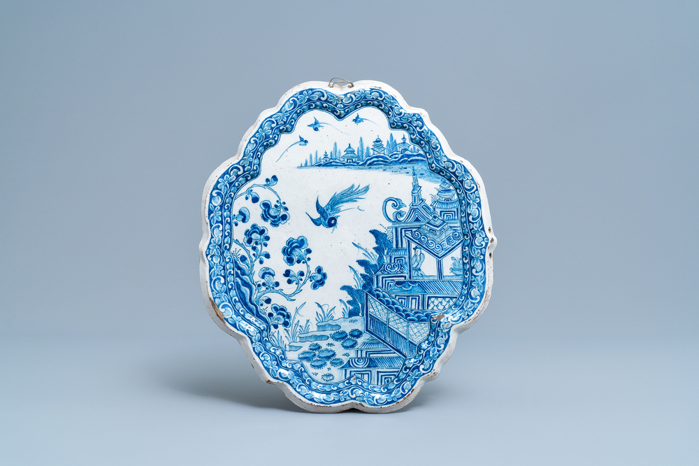 Une plaque en fa&iuml;ence de Delft en bleu et blanc &agrave; d&eacute;cor de chinoiserie, 18&egrave;me