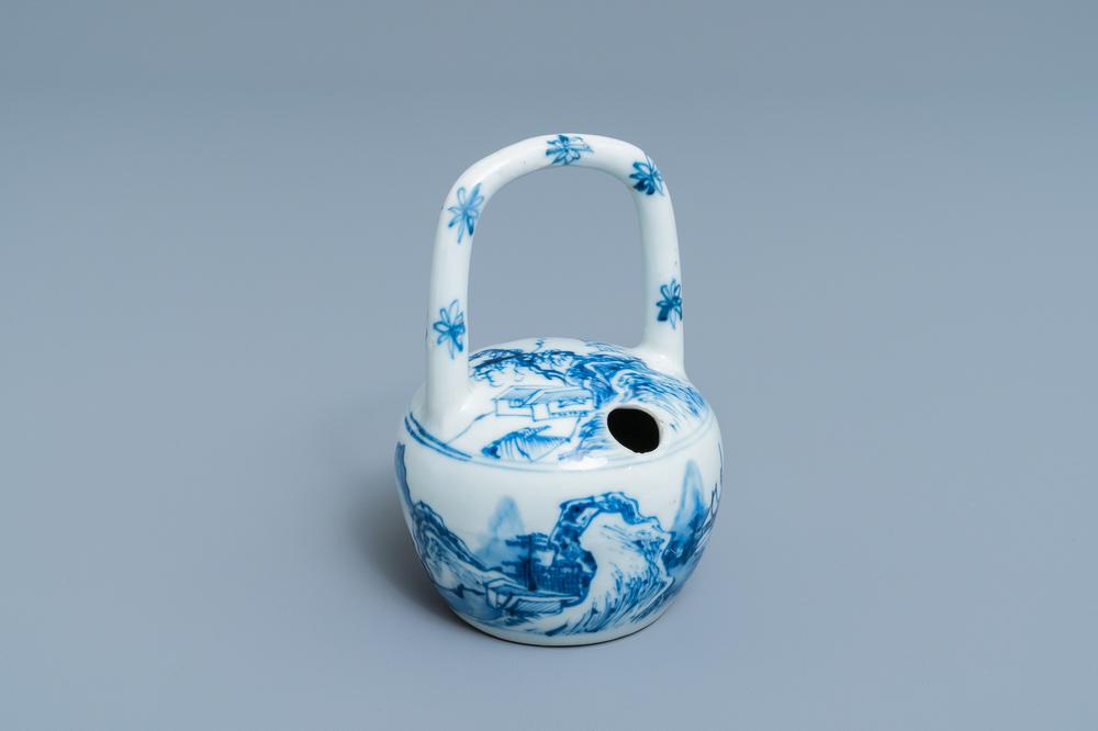 A Chinese blue and white lime pot for the Vietnamese market, Kangxi