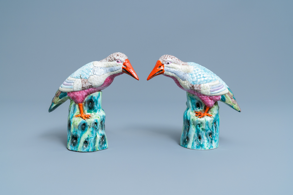 Une paire de mod&egrave;les de martin-p&ecirc;cheurs en porcelaine de Chine famille rose, Qianlong