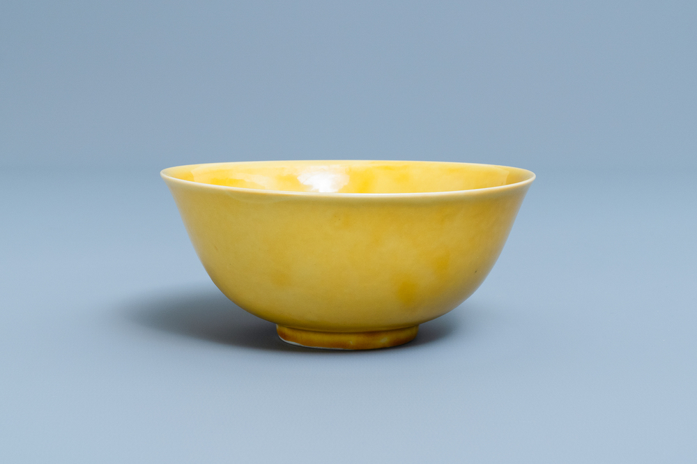 A Chinese monochrome yellow bowl, Jiajing mark, 18/19th C.