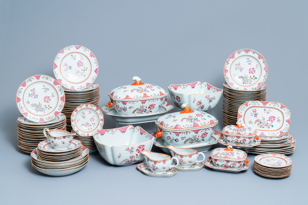 Un service de 158 pi&egrave;ces en porcelaine de Chine famille rose &agrave; d&eacute;cor floral de type Lowestoft, Qianlong