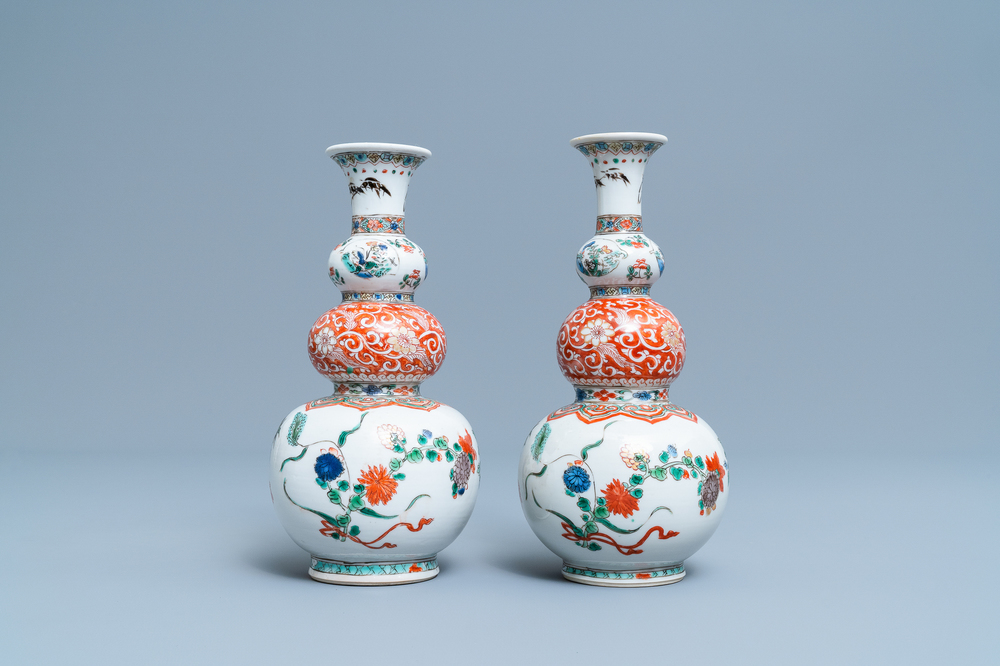 Une paire de vases de forme triple gourde en porcelaine de Chine famille verte, Kangxi
