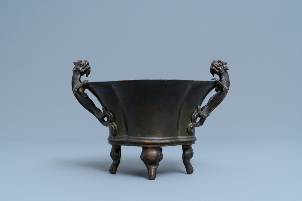 Un br&ucirc;le-parfum en bronze aux anses en forme de chilong, marque de Xuande, 18&egrave;me