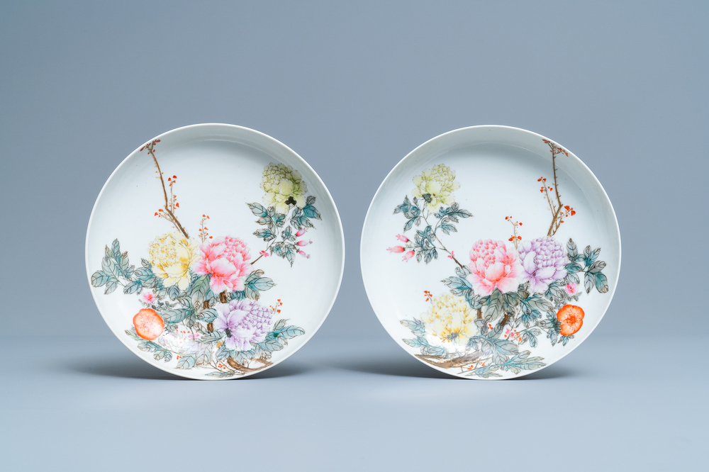 Une paire de plats en porcelaine de Chine famille rose &agrave; d&eacute;cor floral, marque de Qianlong, R&eacute;publique