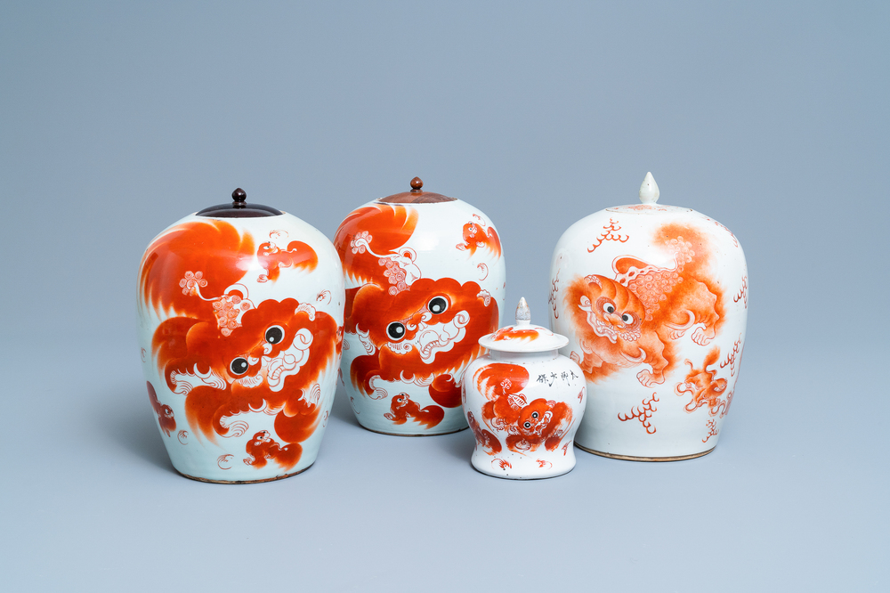 Vier Chinese vazen met ijzerrood decor van boeddhistische leeuwen, 19/20e eeuw