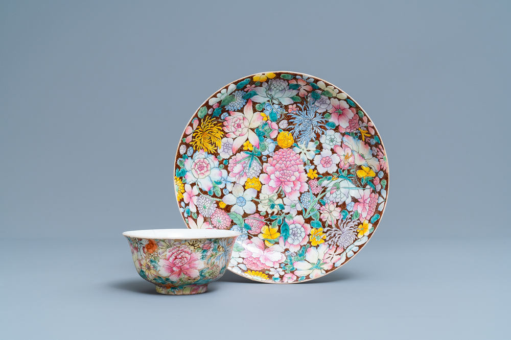 Een Chinese famille rose 'millefleurs' kom en een bord, Qianlong merk, Republiek