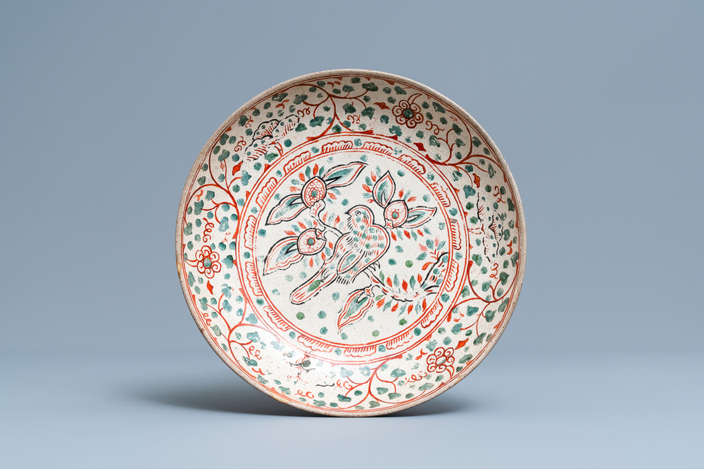 Un plat en gr&egrave;s porcelaineux polychrome &agrave; d&eacute;cor d'un oiseau branch&eacute;, Annam, Vietnam, 15/16&egrave;me