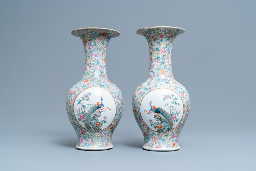 Une paire de vase en porcelaine de Chine famille rose &agrave; d&eacute;cor 'millefleurs', marque de Qianlong, R&eacute;publique