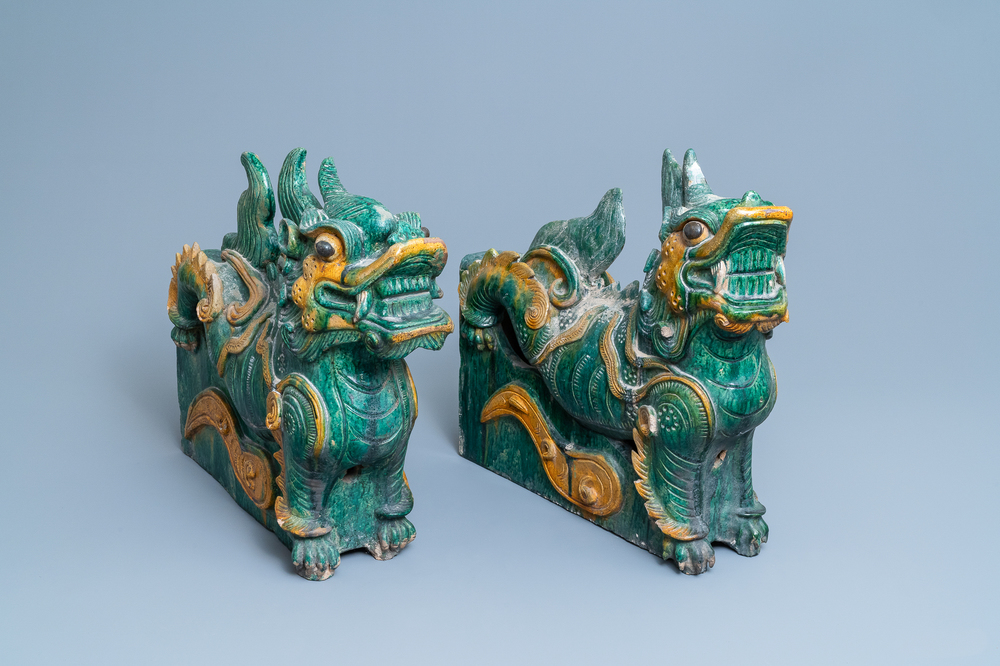 Une paire de tuiles faiti&egrave;res en forme de dragon aux &eacute;maux de type sancai, Ming/Qing