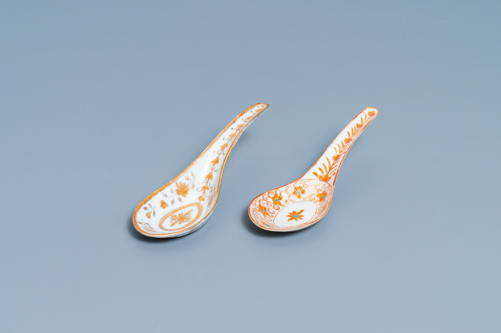 Deux cuill&egrave;res en porcelaine de Chine Lai Nam Thong pour le march&eacute; thai, 19&egrave;me