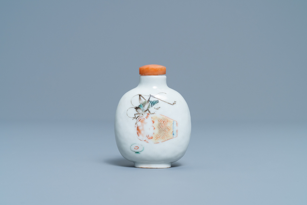 Une tabati&egrave;re en porcelaine de Chine &agrave; d&eacute;cor de sauterelles, marque et &eacute;poque de Daoguang