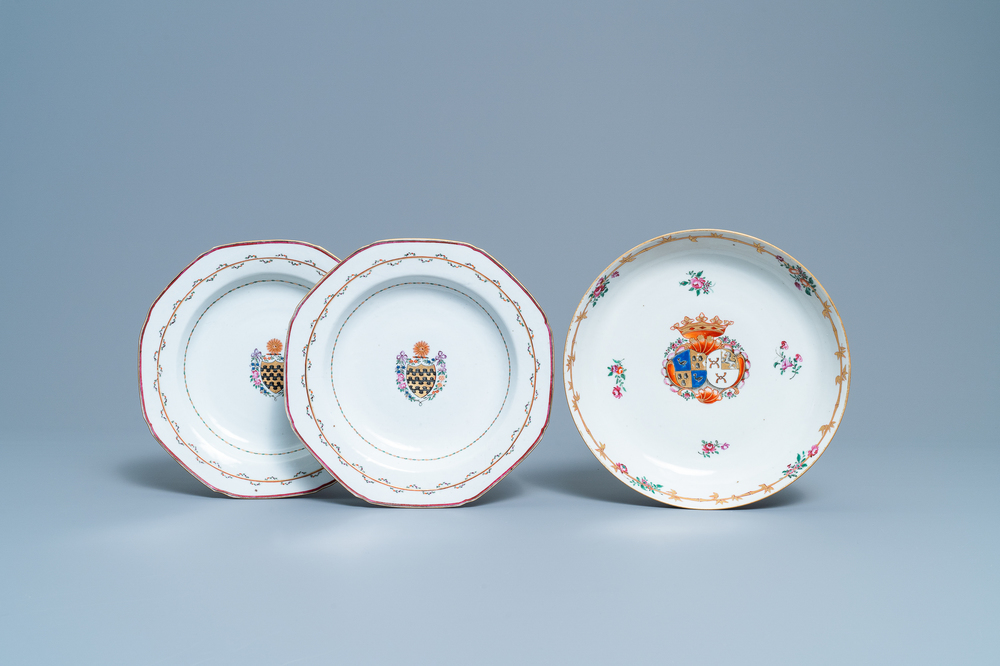 Een paar Chinese wapenborden voor de Engelse markt en een bord voor de Nederlandse markt, Qianlong
